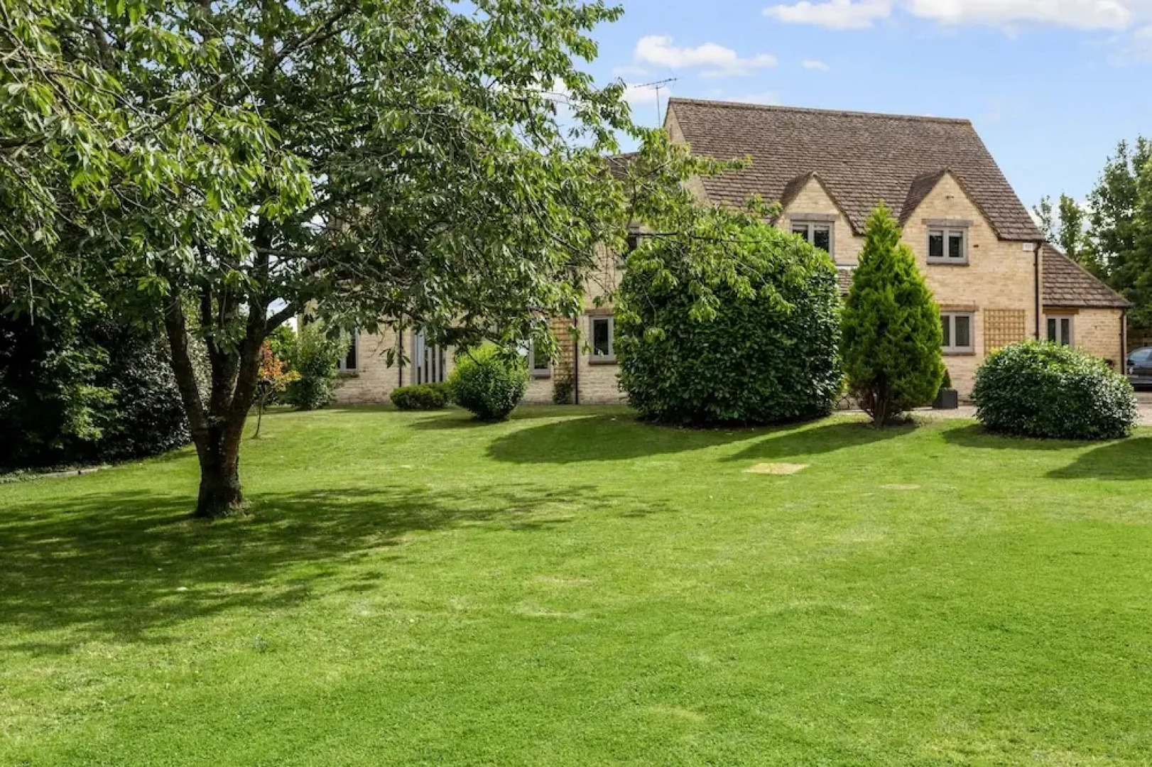 Spacious & Stylish Cotswold Family home