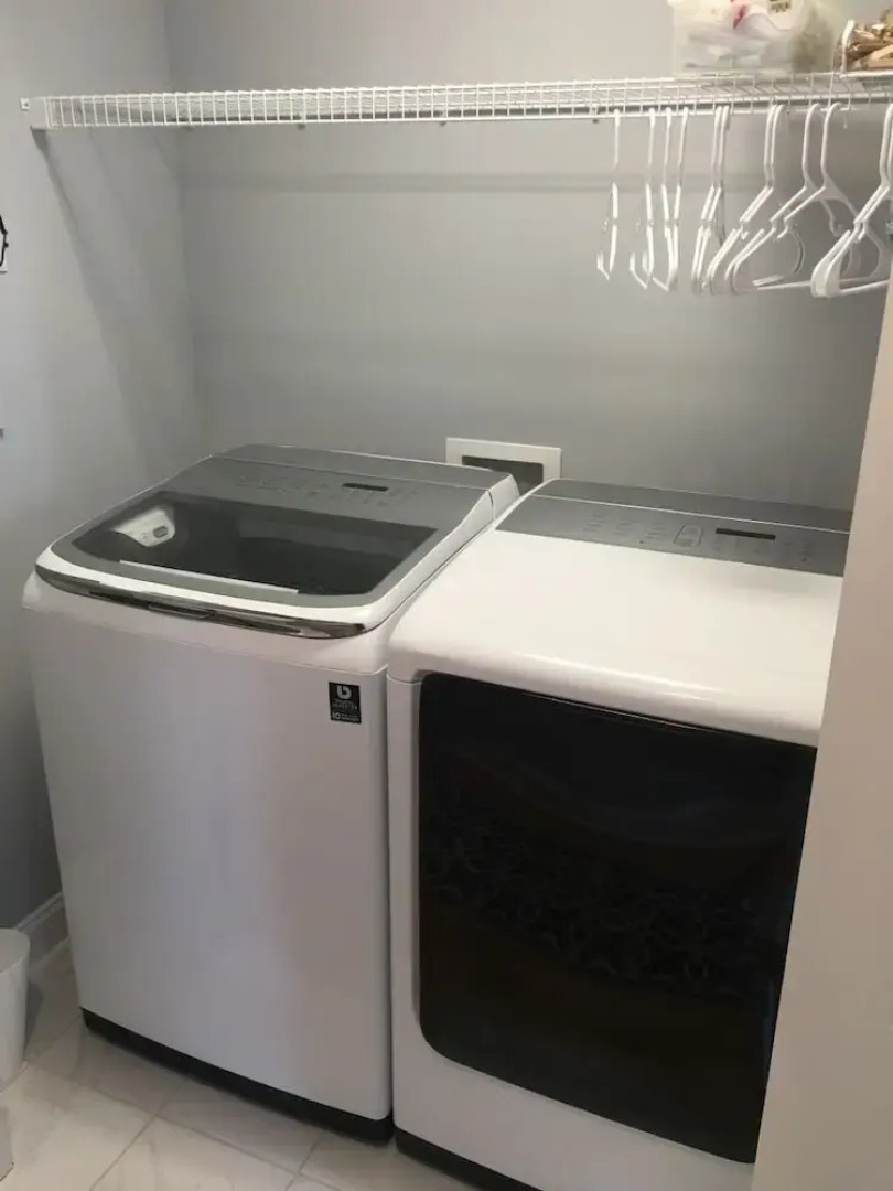 Best Day Ever 4 Bedroom Home by RedAwning