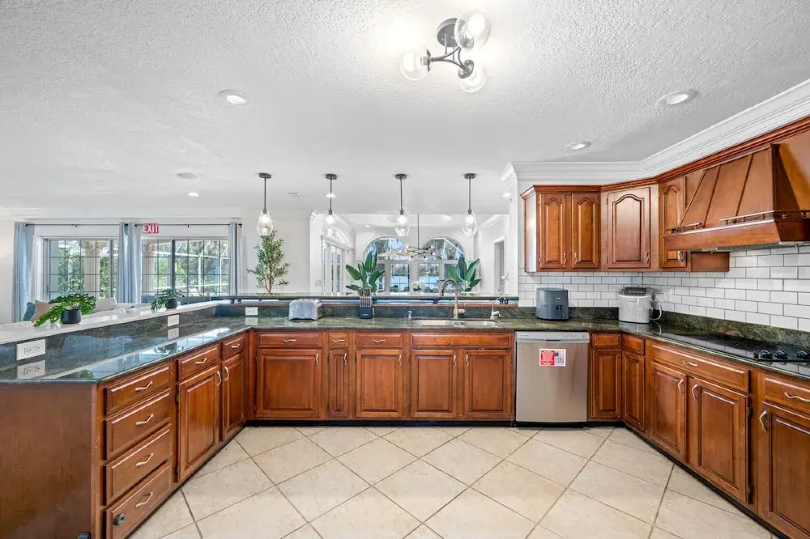 Exquisite Bayview Villa With Pool and Games!