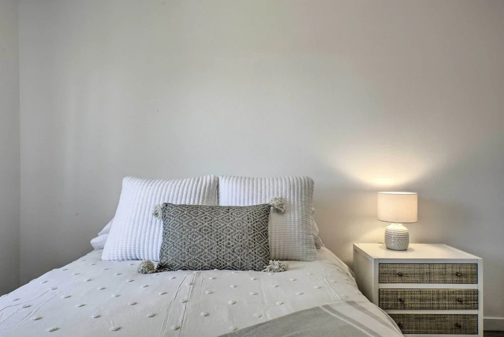 Close to Parks & Brews: Sunny Grants Pass Apt!