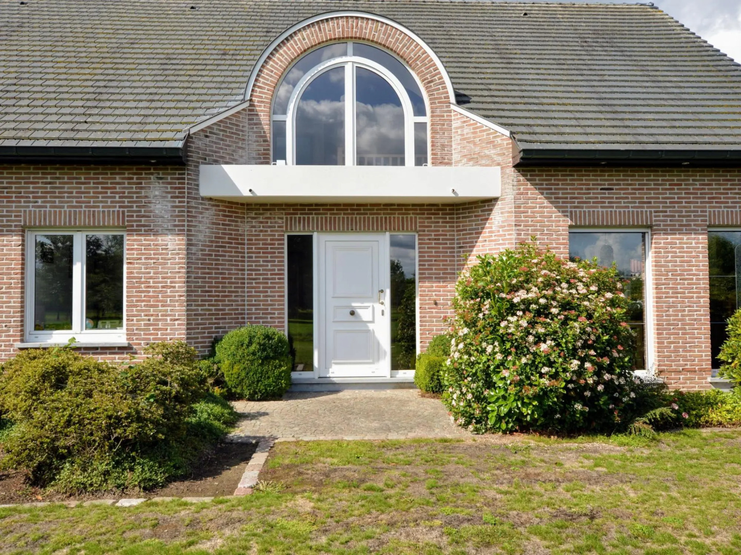 Spacious villa in Zingem with garden