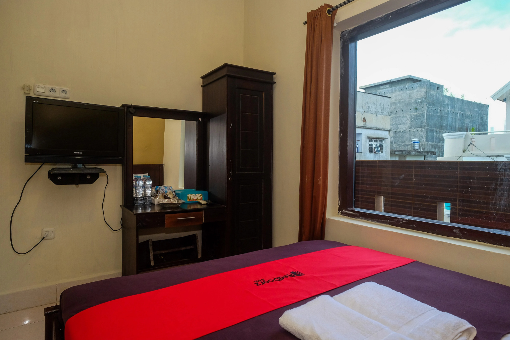 RedDoorz @ Hotel Rich Parepare near Pantai Mattirotasi