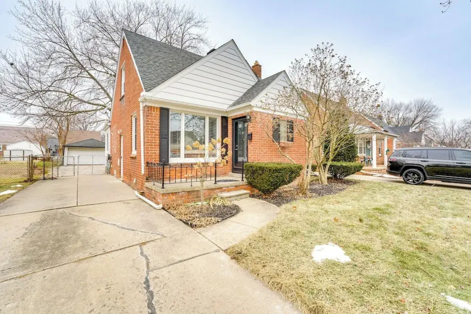 13 Mi to Downtown Detroit: Bright Home