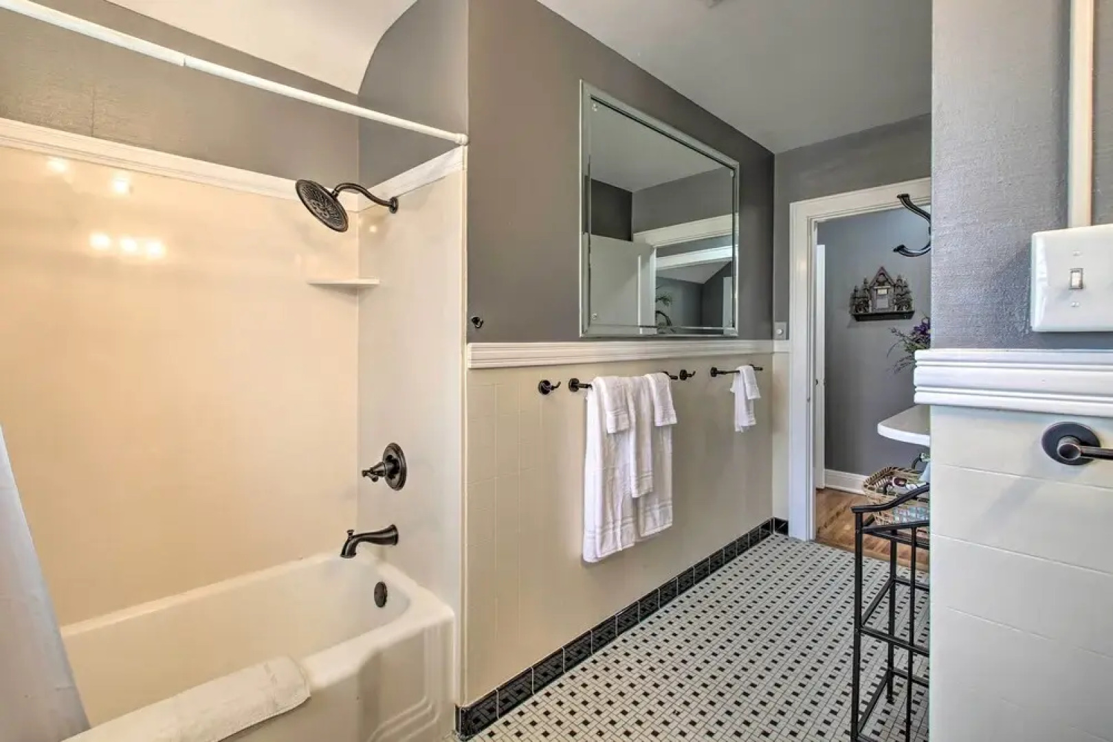 Hot Springs Home: Walk to Oaklawn!