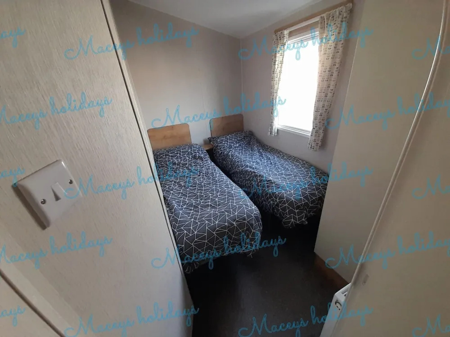 Pet Friendly Caravan in Walton on the Naze