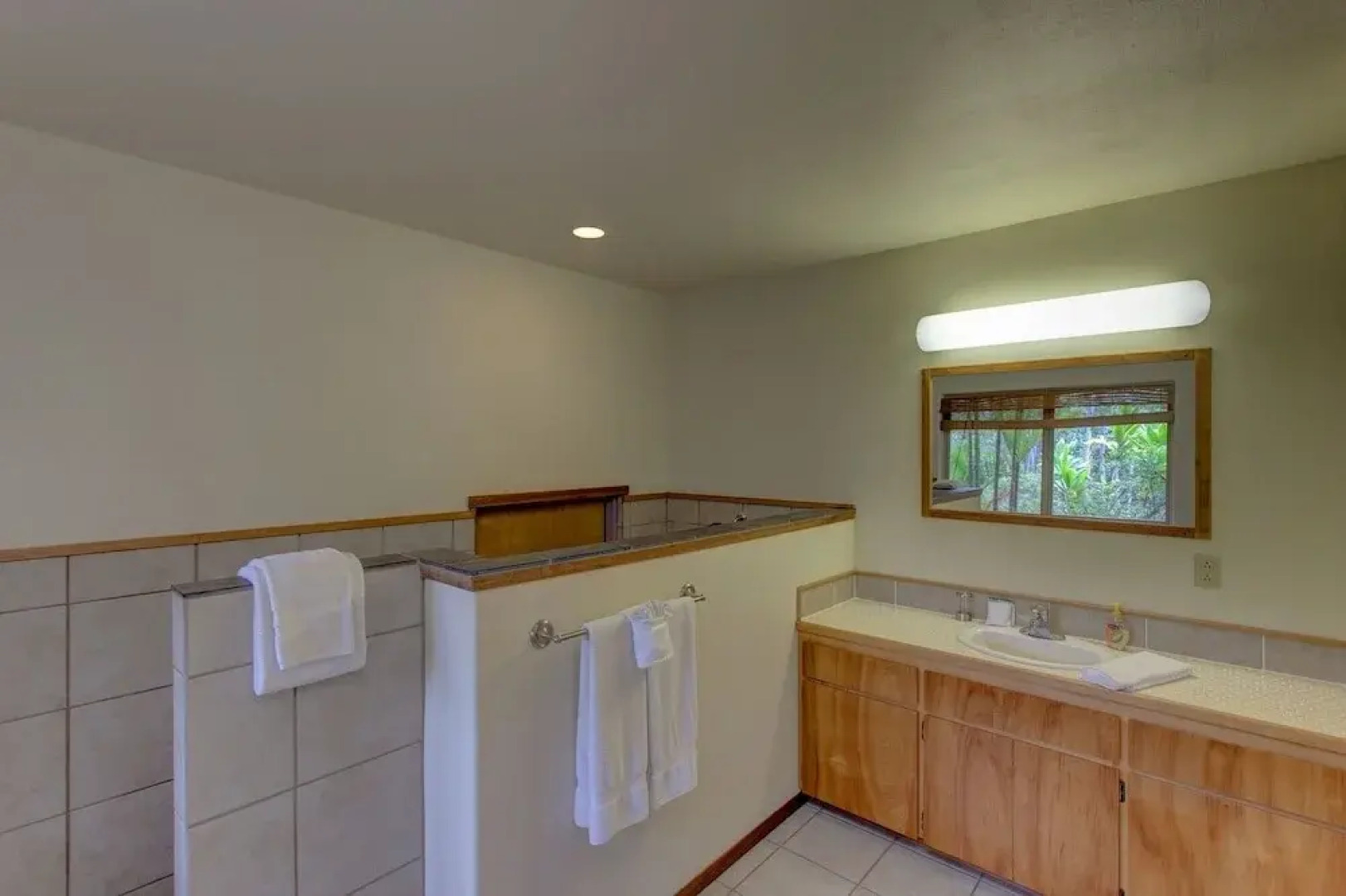 Maluhia Hale 3 Bedroom Home by RedAwning