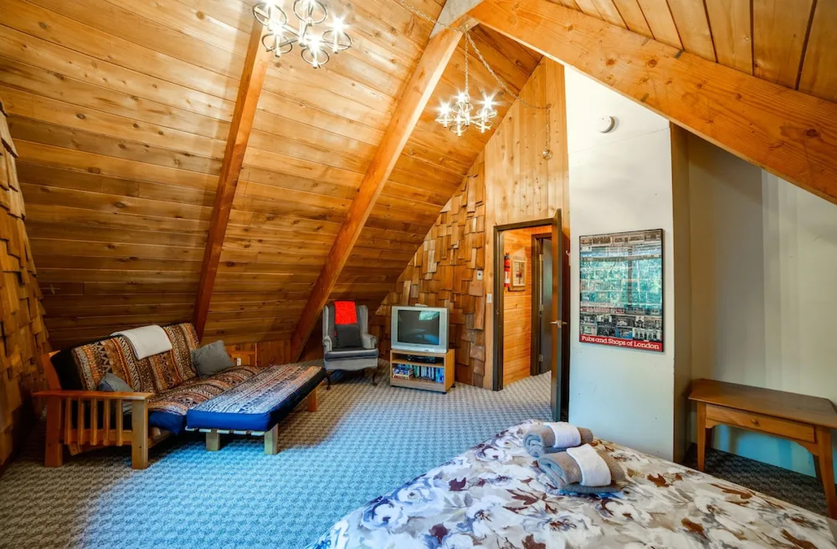 Mt. Baker Lodging Cabin 22 – WiFi, Pets OK, Sleeps 8! by MBL