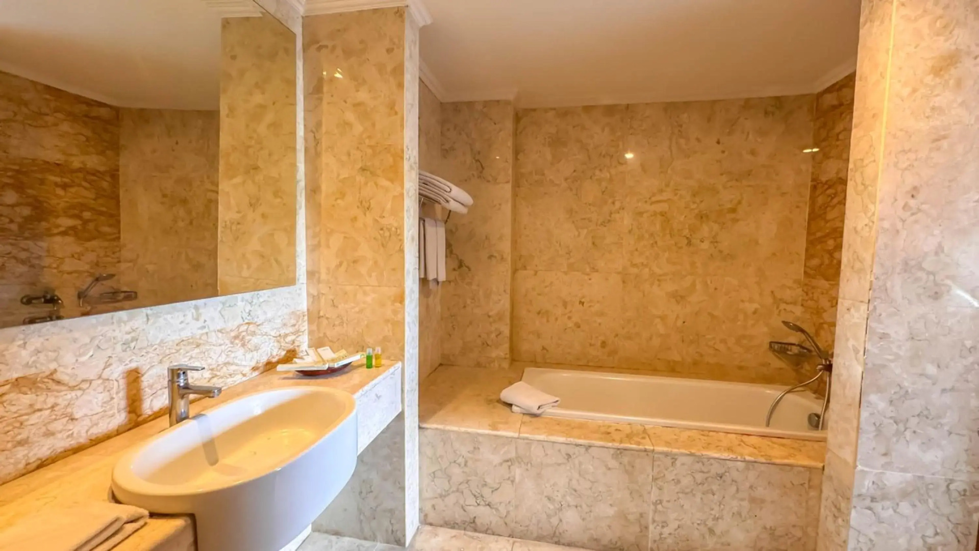 Lorin Dwangsa Solo Hotel