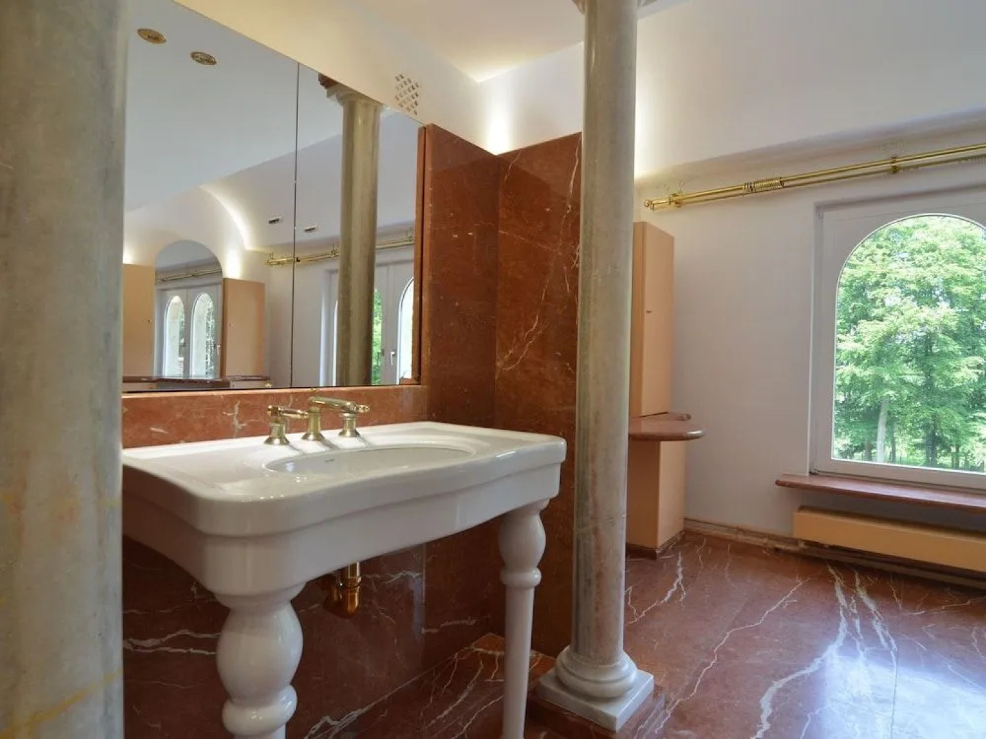 Luxurious Mansion in Brakel with Pond