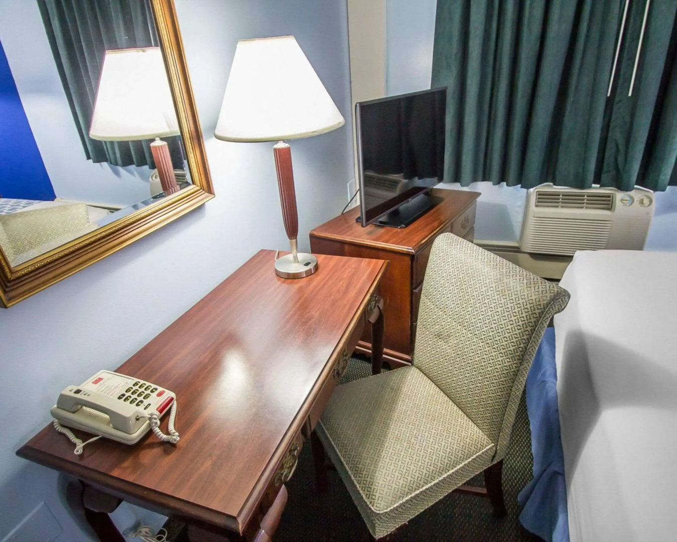 Econo Lodge Inn & Suites Windsor Locks Bradley Airport