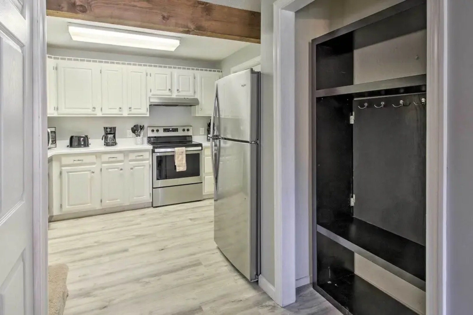 Chic Resort Condo ~ 1 Mi to Attitash Mountain!