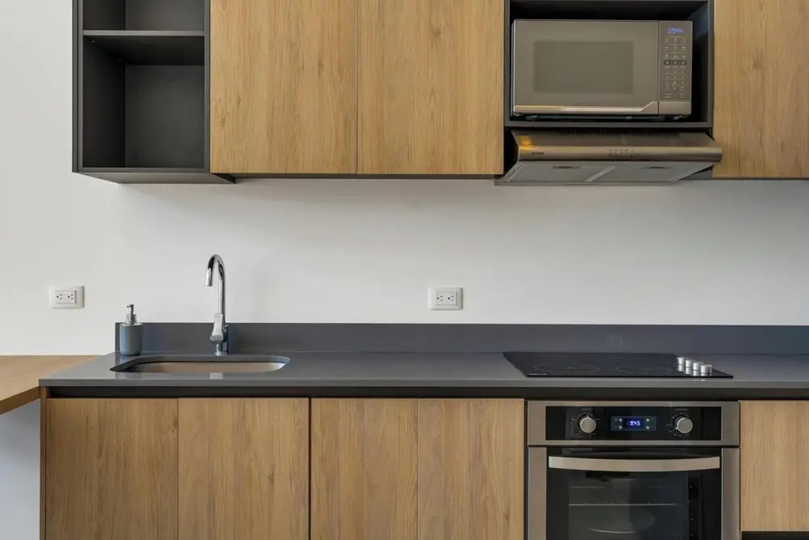 8 min walk to Beach Pool & Golf