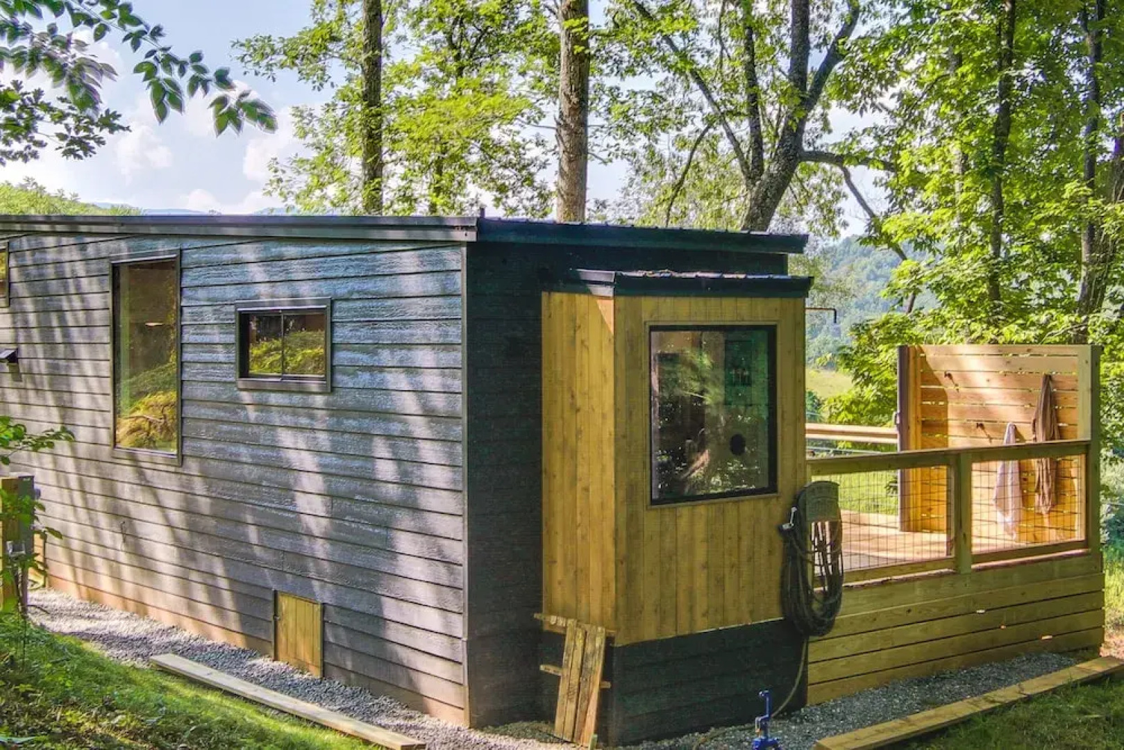 Upscale + Modern Tiny Cabin on Cane River!