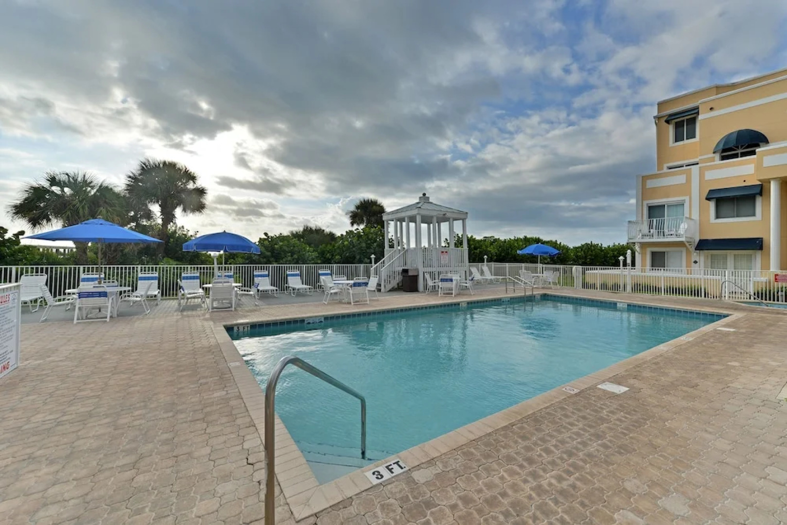 Royal Mansions Resort