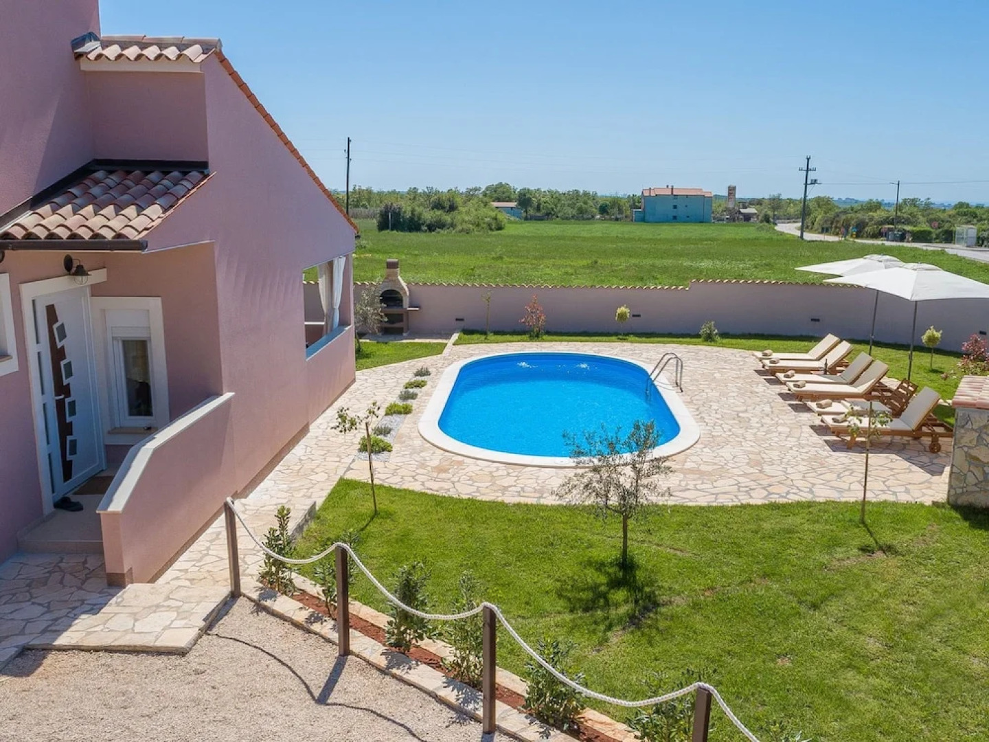 Villa With Large Garden and Pool, Ideal for 8 People, Only 10 Minutes Pula