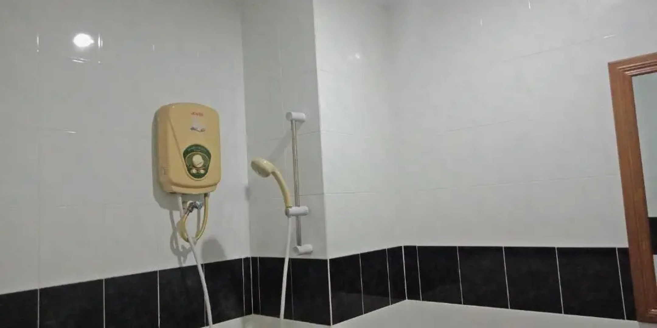 The Upper Deck Hotel