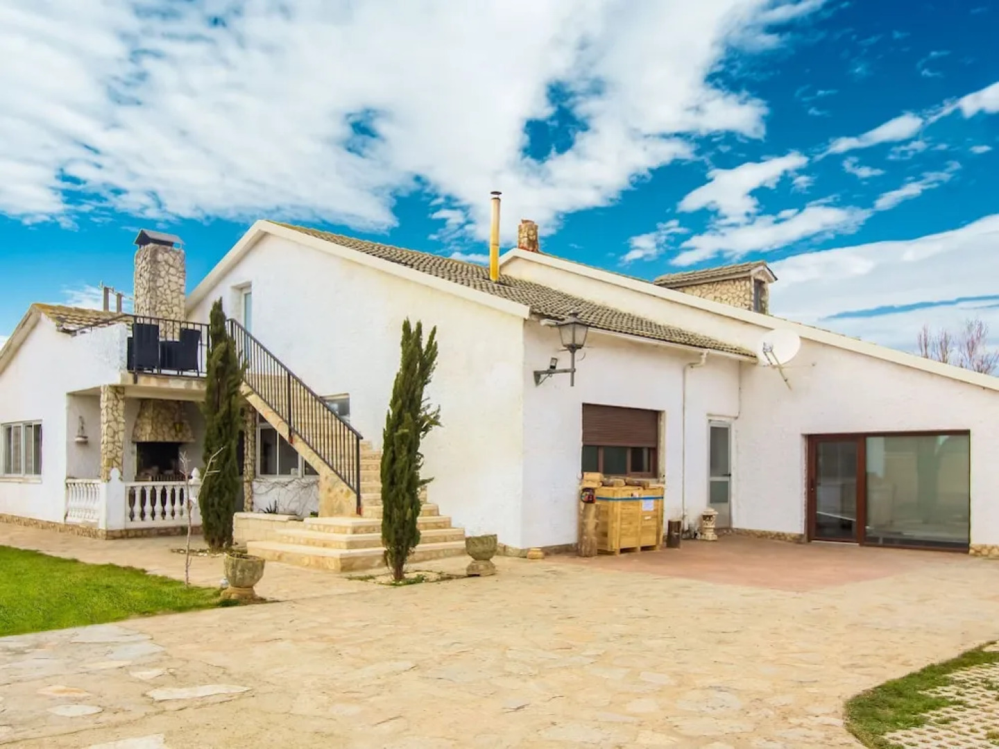 Lavish Villa in Villamuriel de Cerrato with Swimming Pool