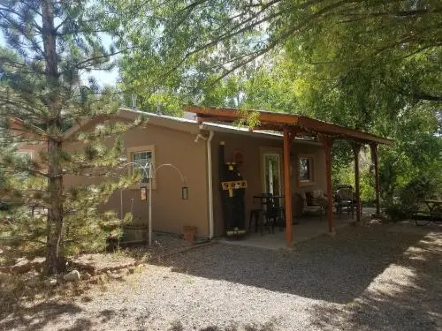 Grizzly Roadhouse Bed & Breakfast and Vacation Rentals