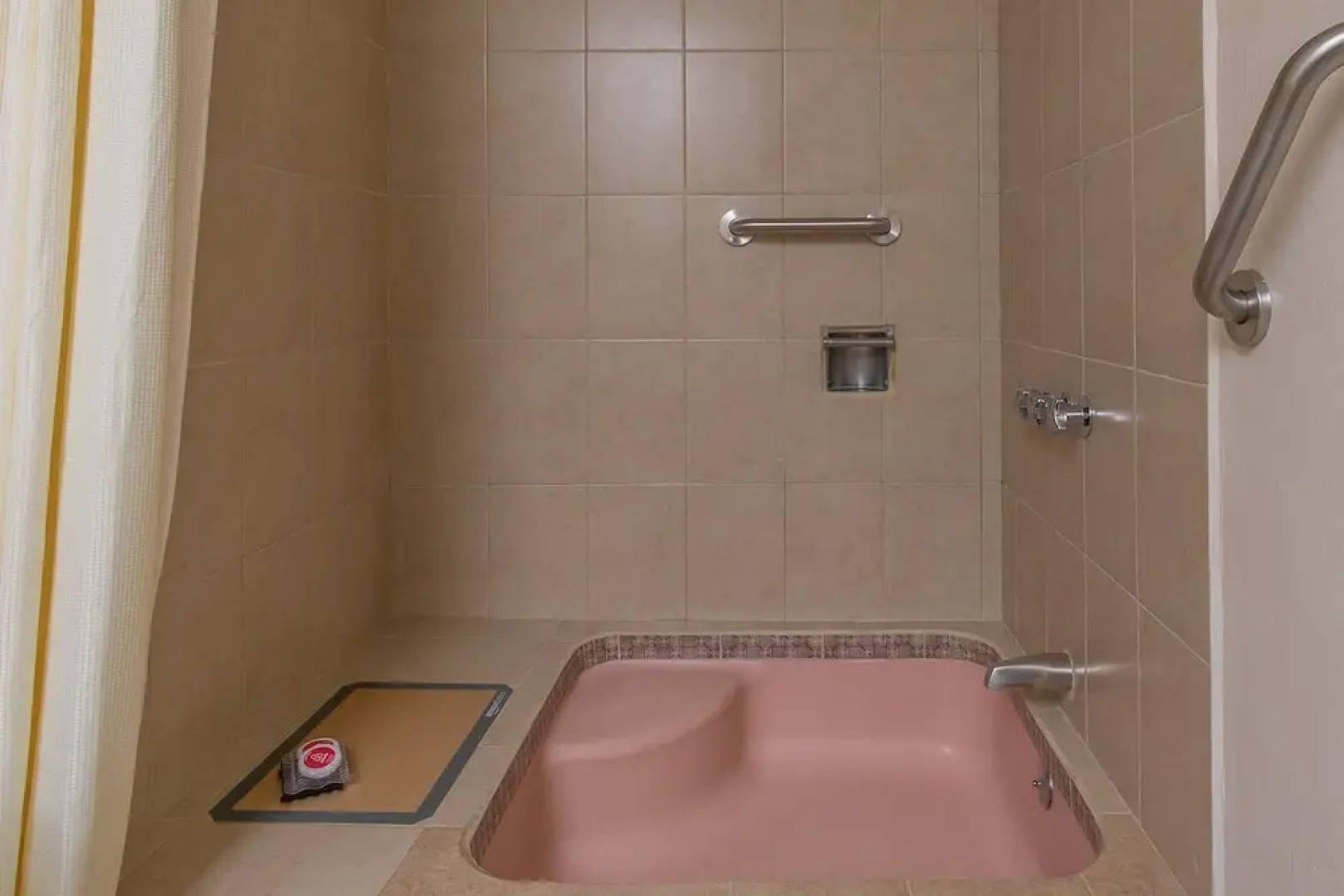 JUUB Private 1 Bedroom at Echegaray