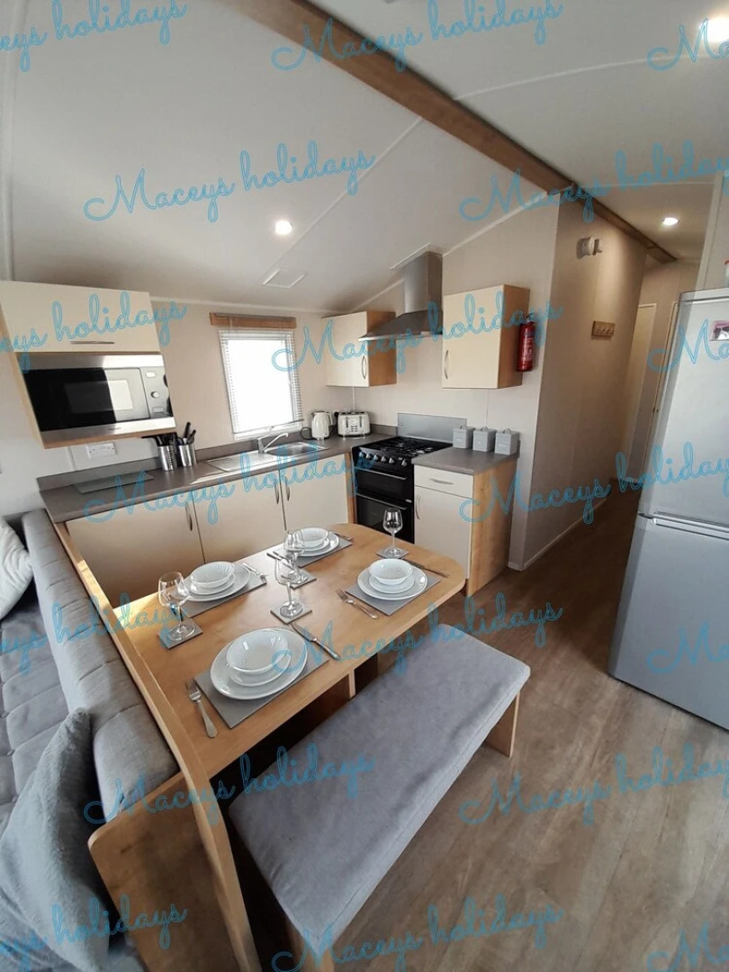 Pet Friendly Caravan in Walton on the Naze