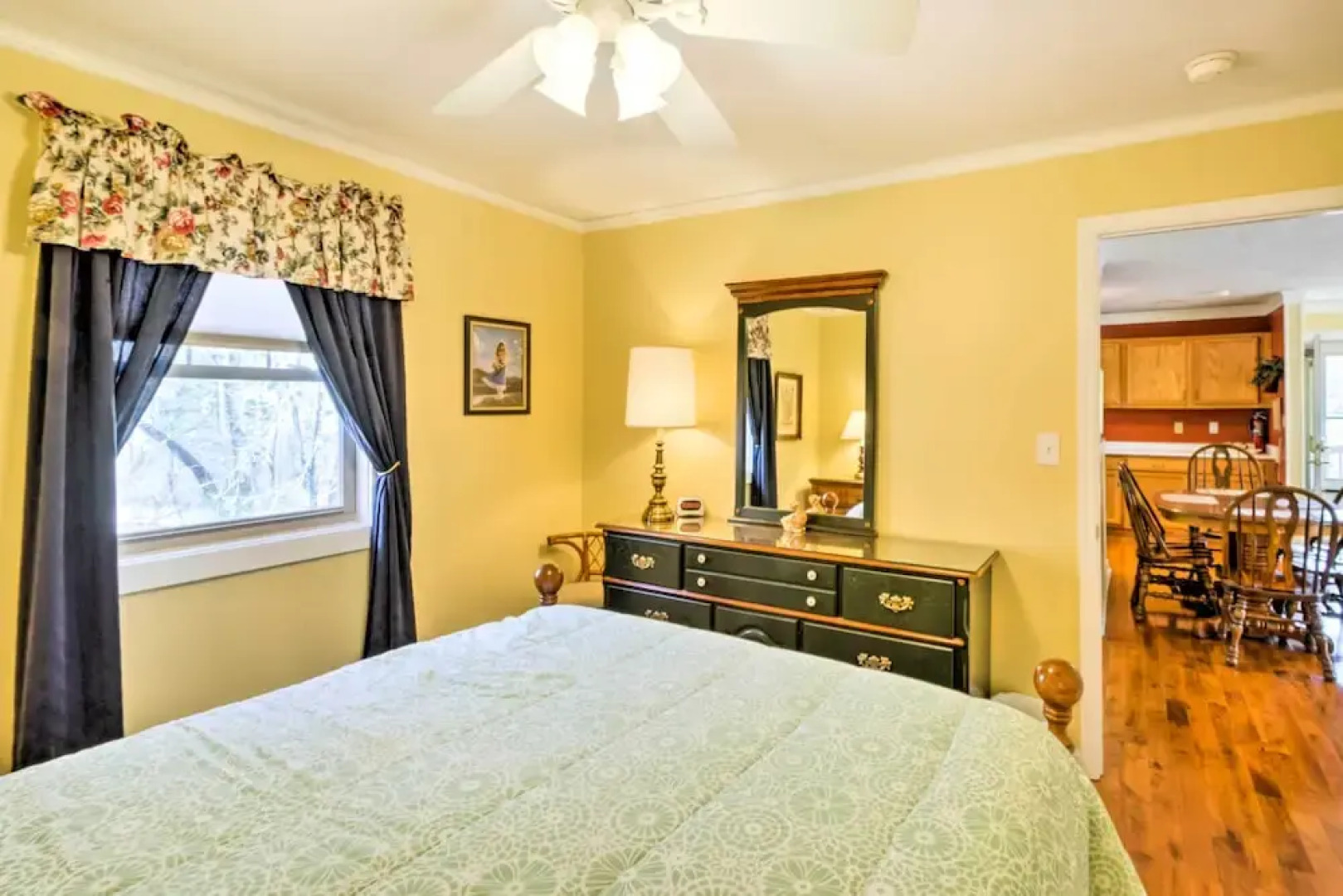 Damascus Apt w/ Views, Walk to Shops + Parks!