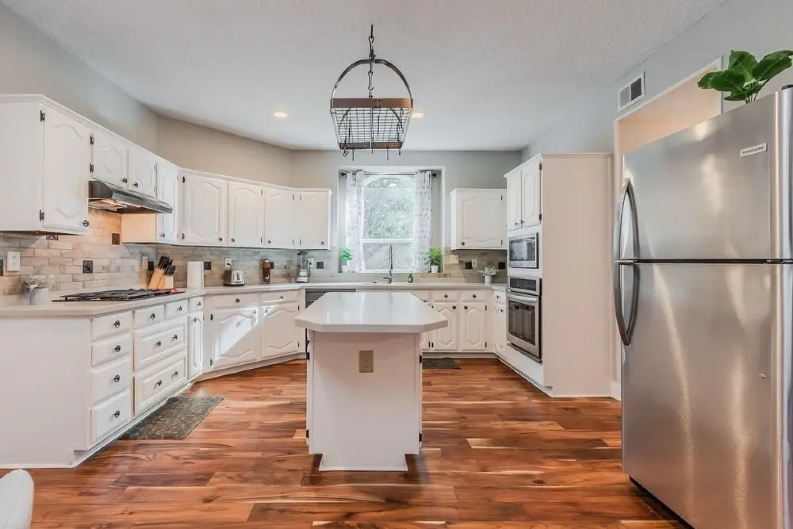 5 Bedroom Spacious Getaway, 2 Game Rooms, Hot Tub by Redawning