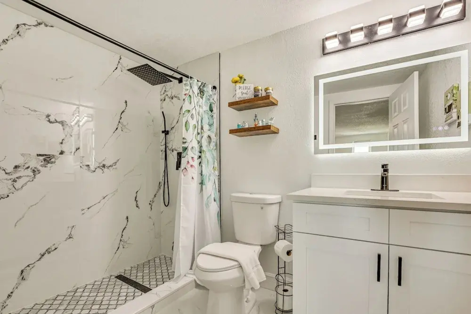 Canal-front Holiday Home Near Beach: Swim & Paddle