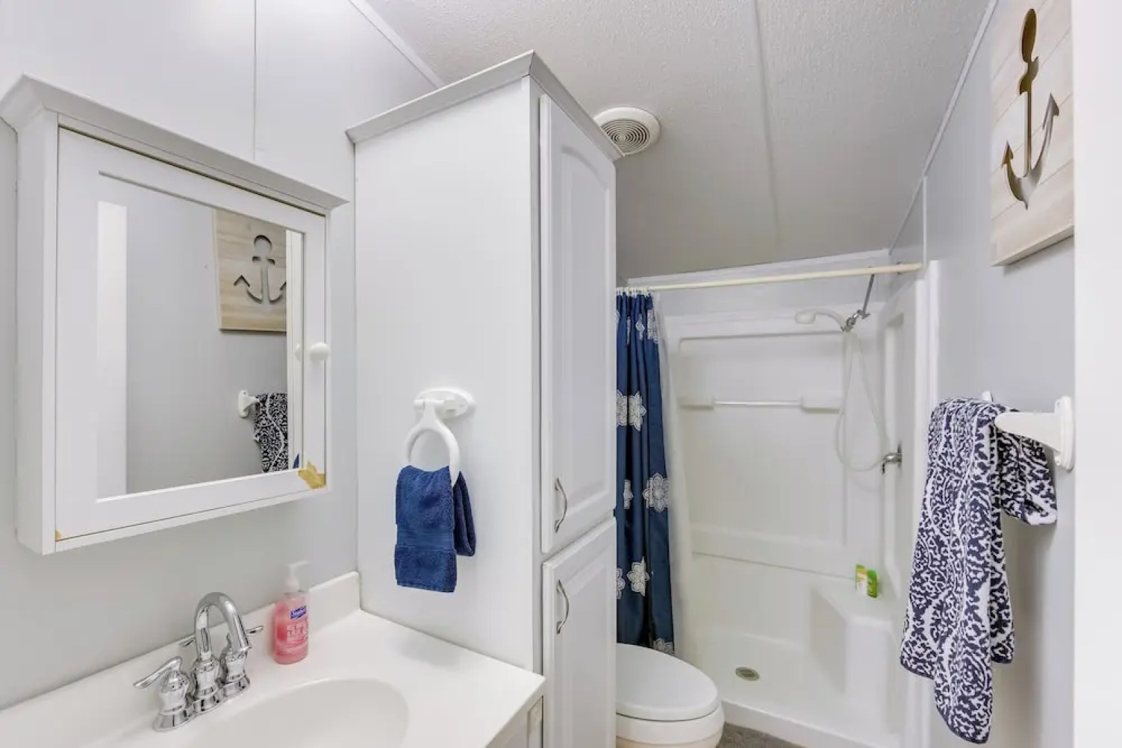 Dock, Deck & Kayaks: Home on Cedar Creek Reservoir