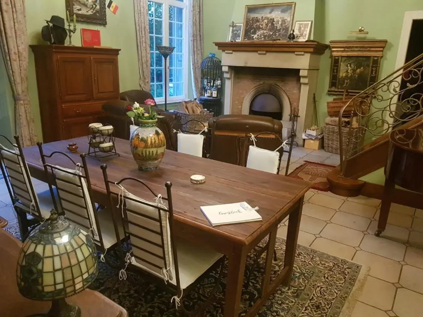 Château Lambert Hotel-Resto-Parking-Shuttle, a 1 ha green Oasis at 8 min from CRL Airport without any noise