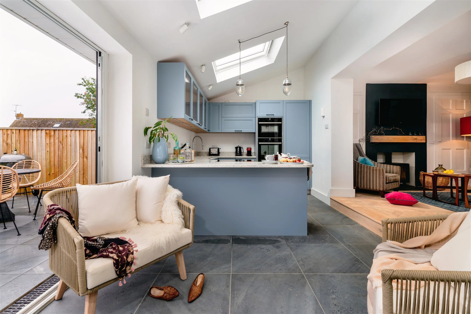 Littlefields - Stylish Modern Cottage With Large Garden Close to Beach