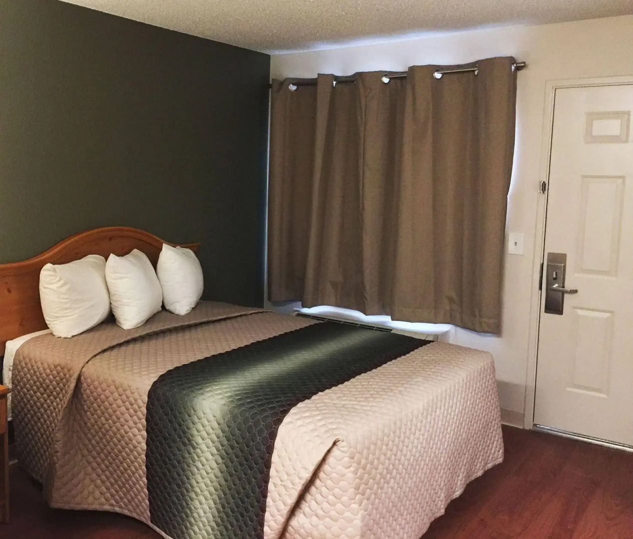 HomeTowne Studios By Red Roof Denver - Airport/ Aurora