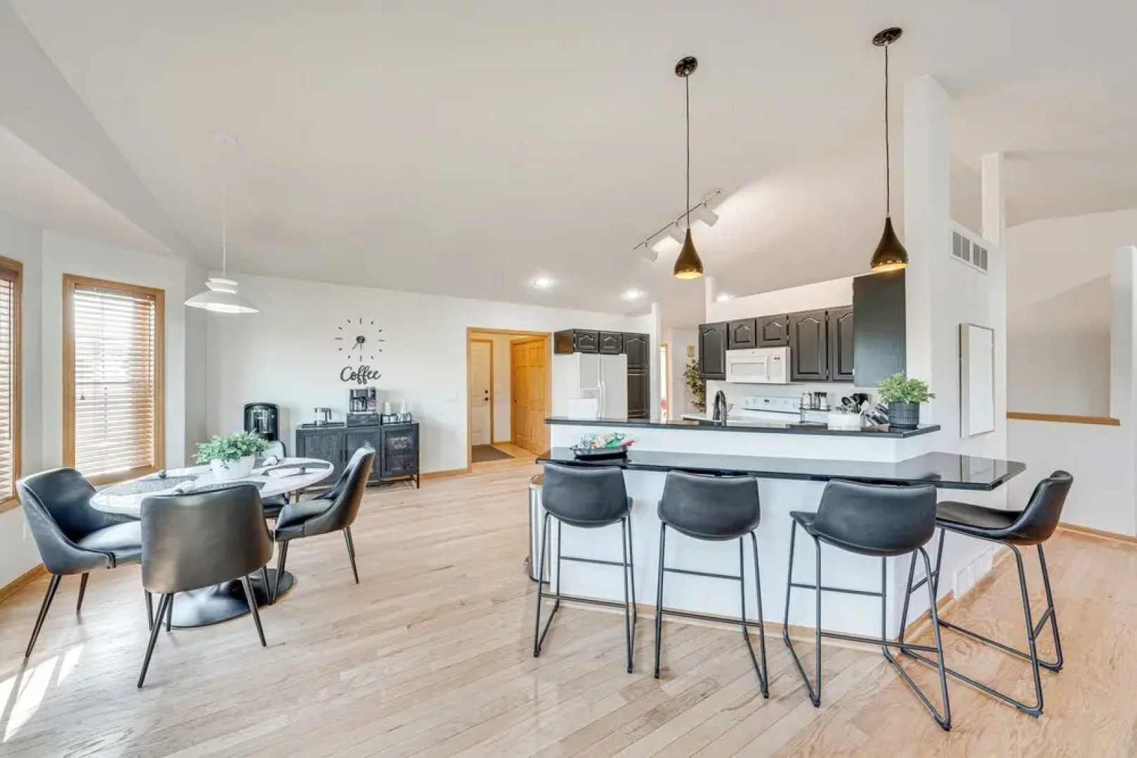 Luxury 'prairie Retreat': 5 Min From Madison!