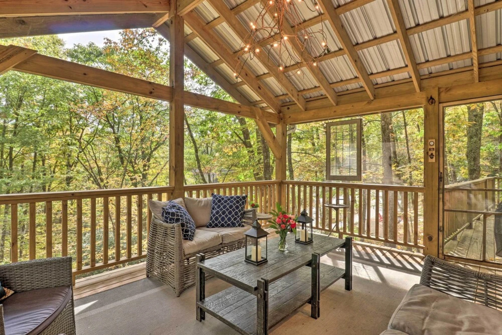 1 Mi to Town: Chalet-style Highlands Retreat