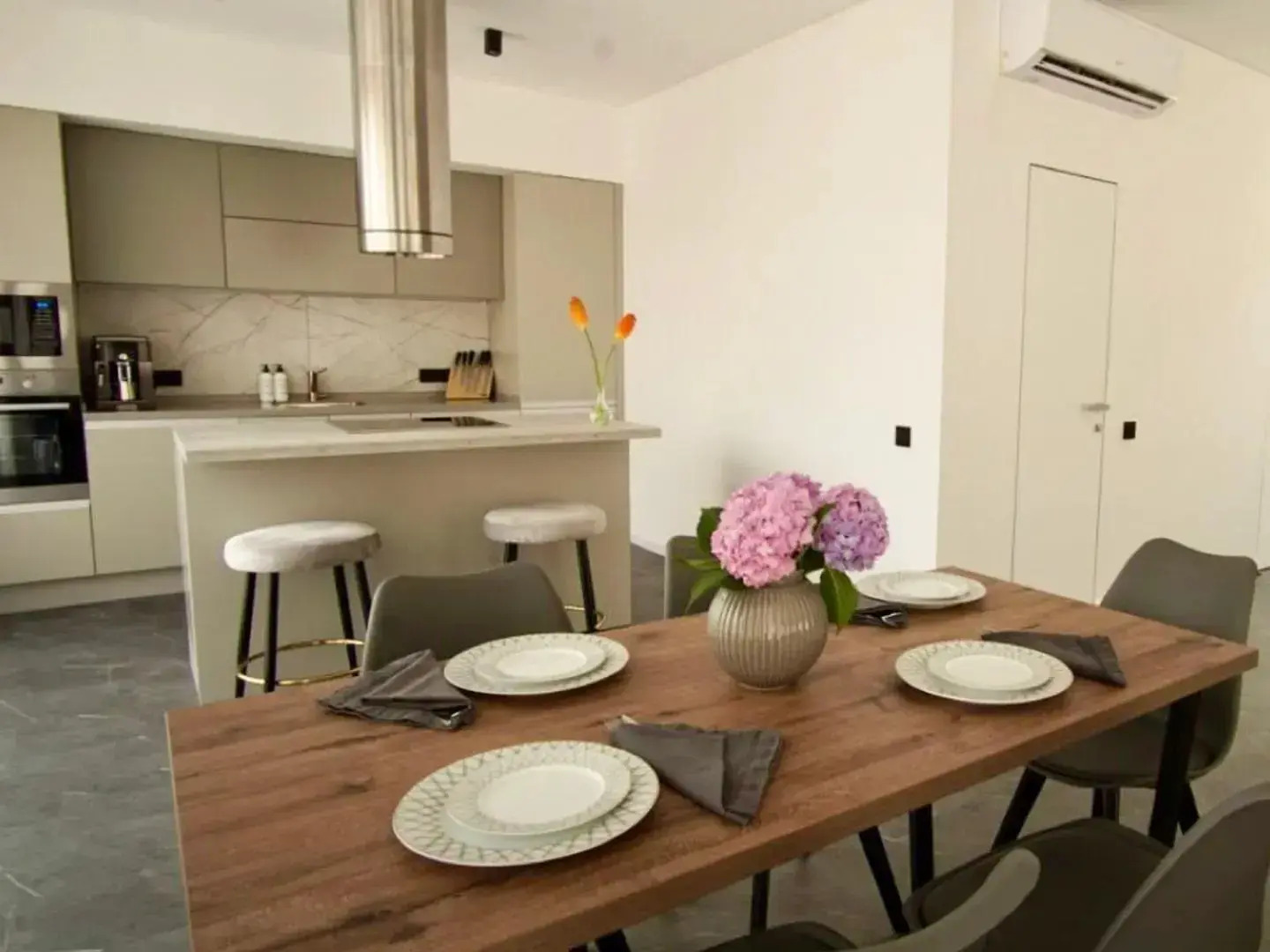 Стильный дом с теплым бассейном и сауной