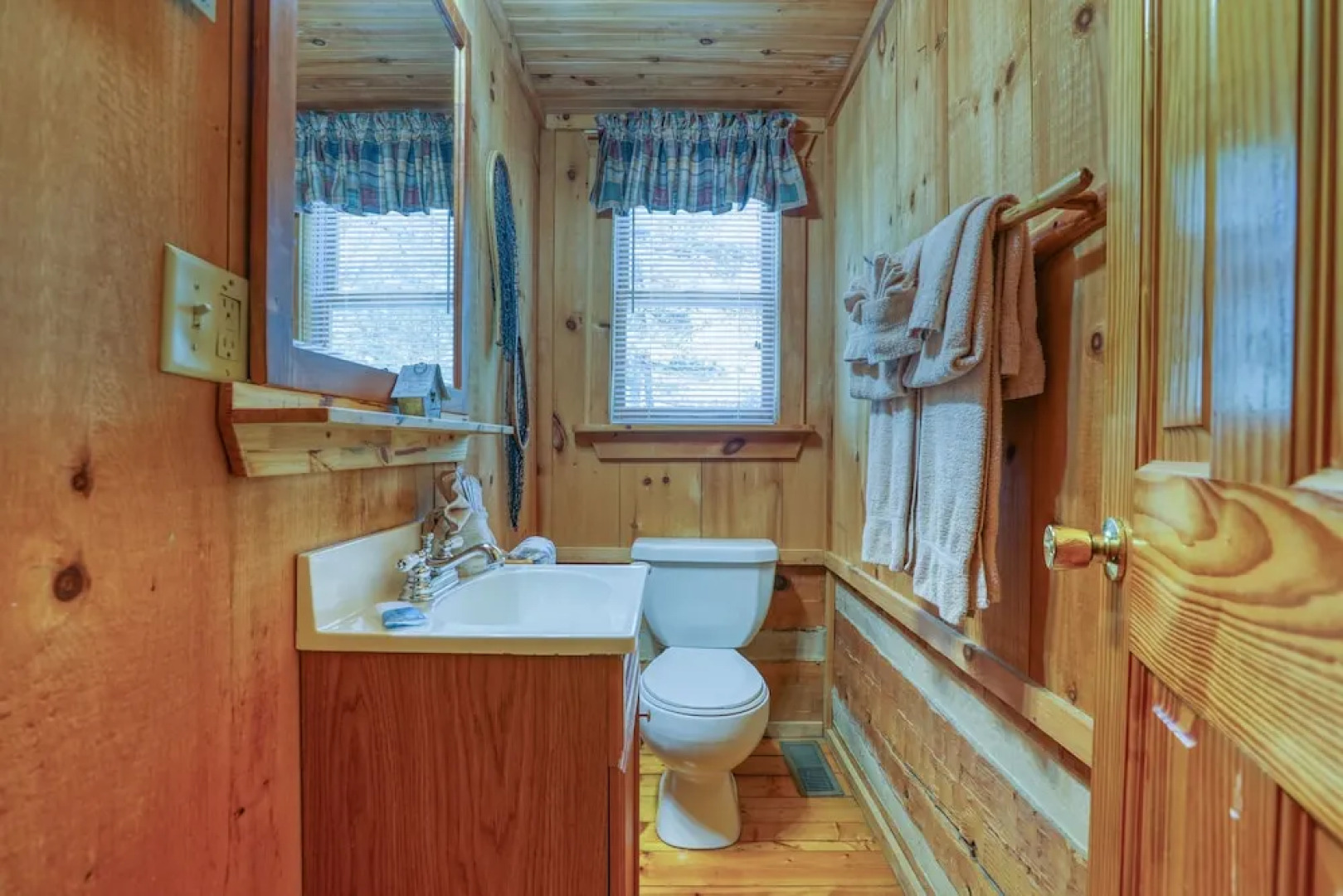 Bear Pause - 2 Bedrooms, 2 Baths, Sleeps 6 Cabin by RedAwning
