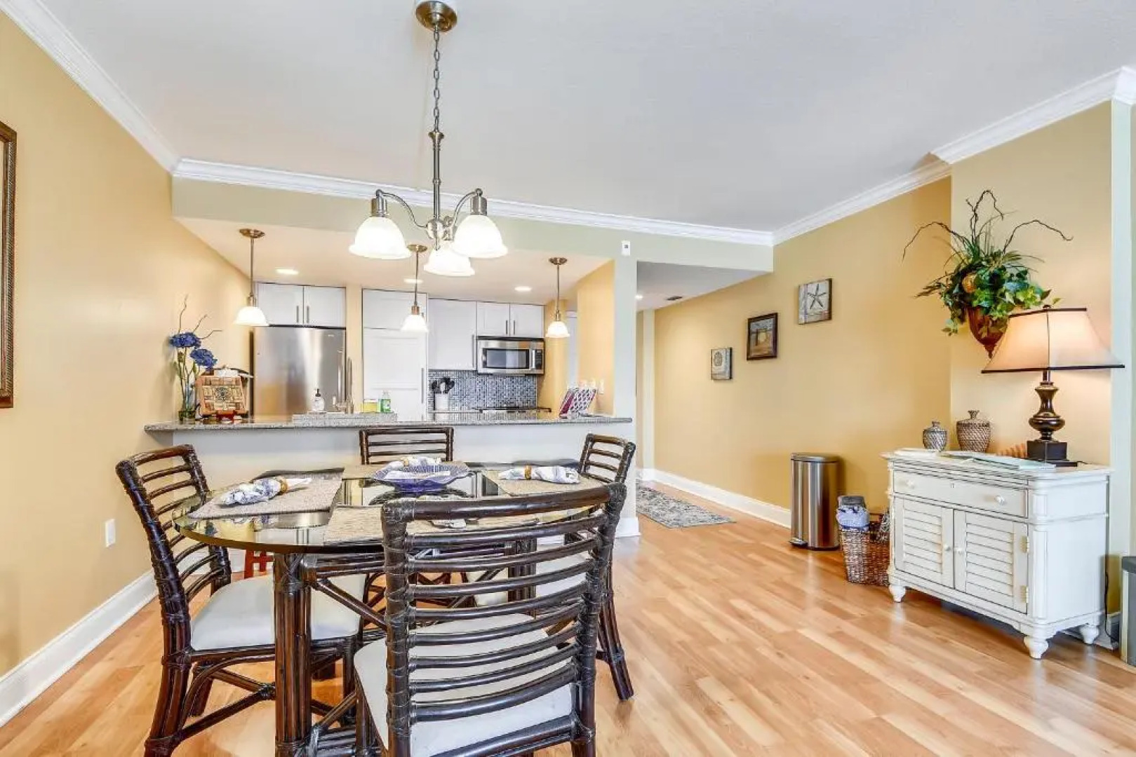 Pat's Paradise - 7030N