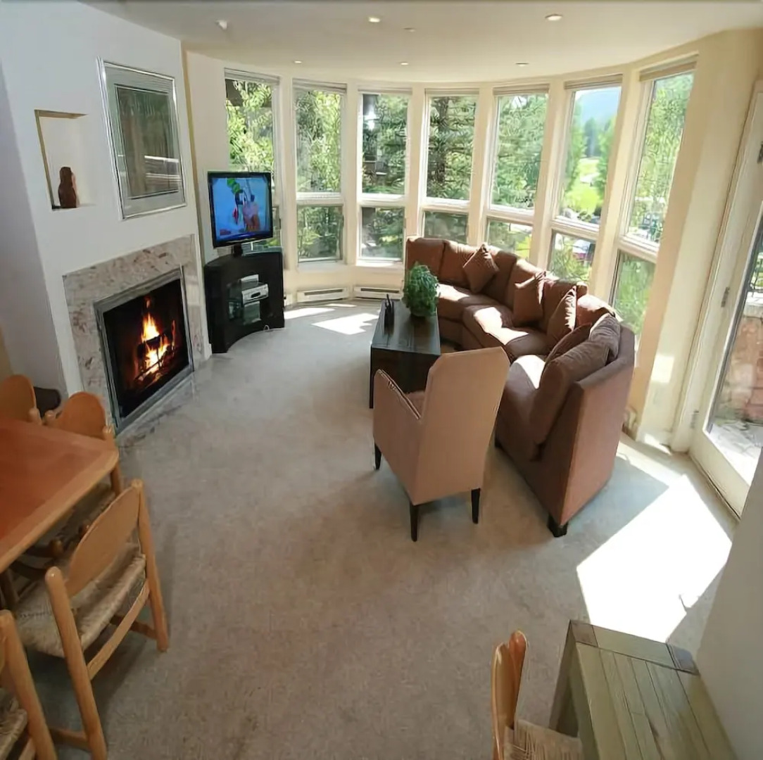 Northwoods Luxury Condo Close to Chairlift by RedAwning