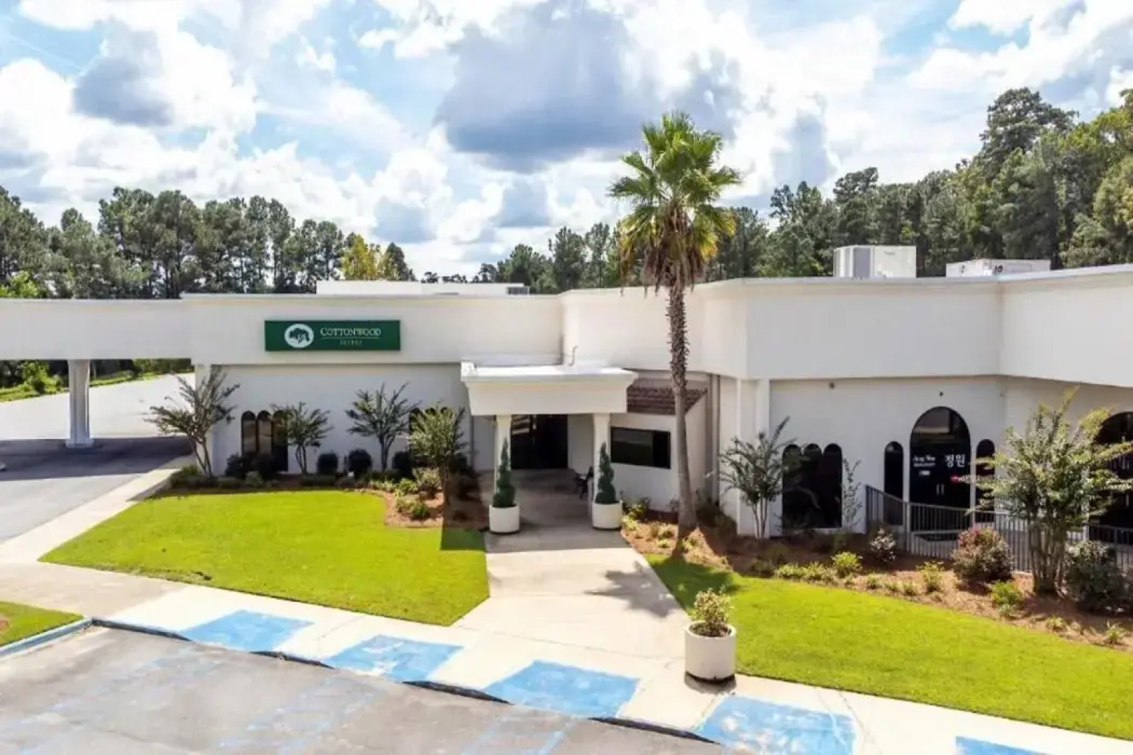 Cottonwood Suites Savannah Hotel & Conference Center