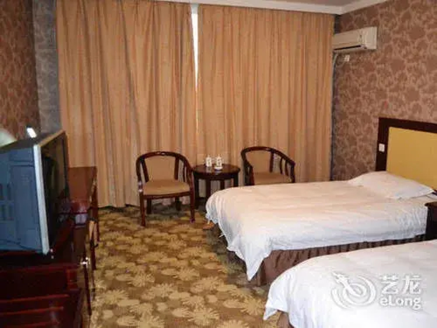 Super 8 Peony Square