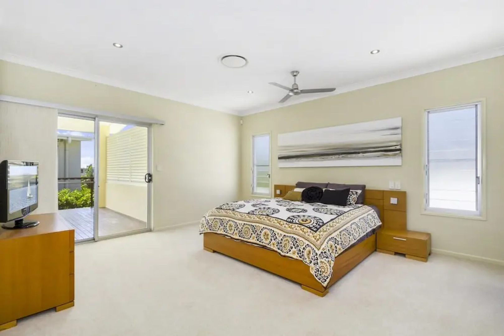 Angourie House - Salt Village