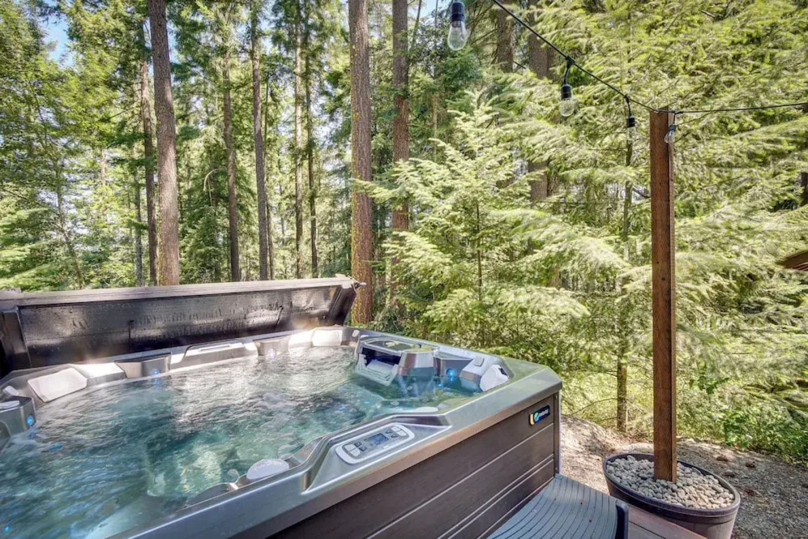 Unwind in Cle Elum: Hot Tub & Cozy Fireplace!