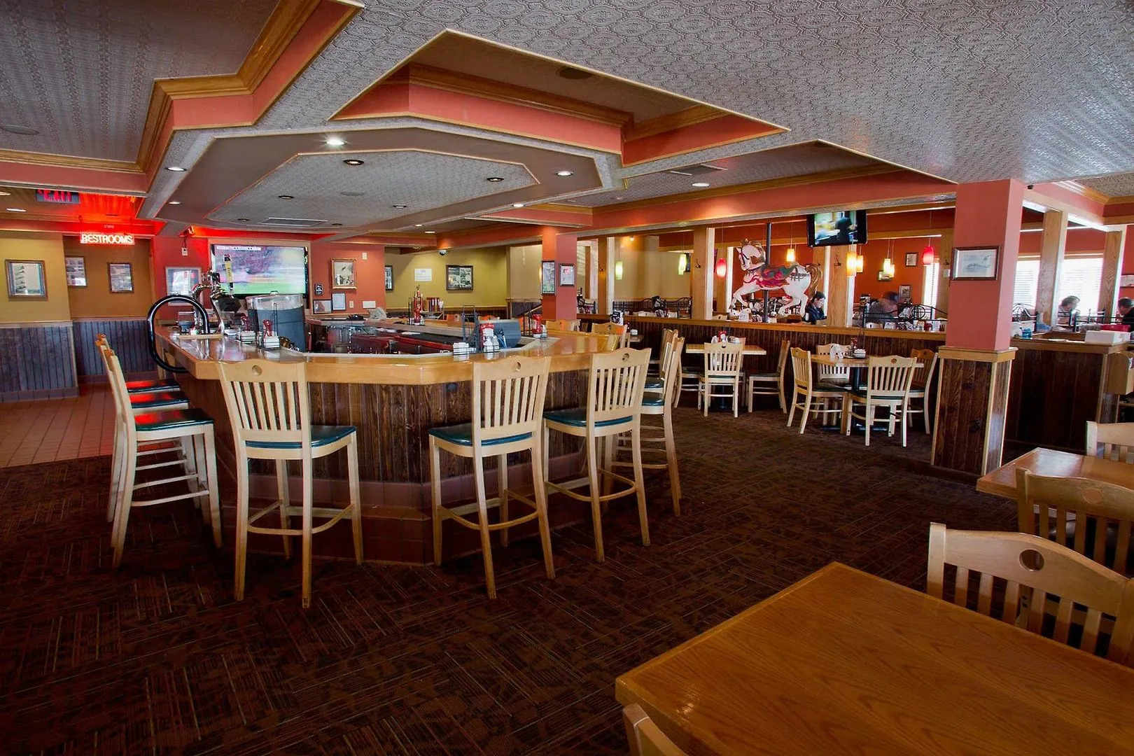 Oakes Hotel Overlooking the Falls