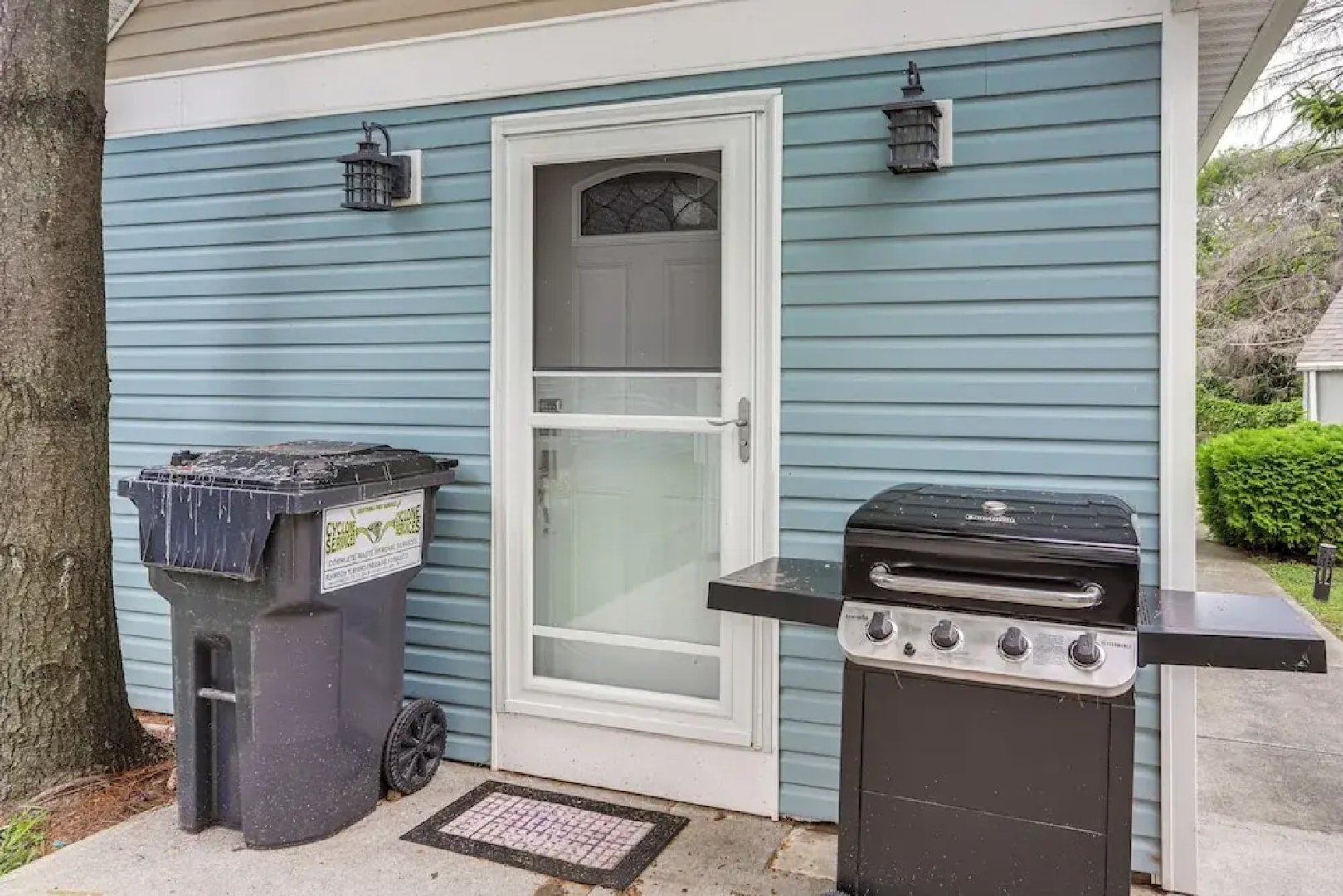 3 Mi to Cedar Point: Sunny Sandusky Home w/ Yard