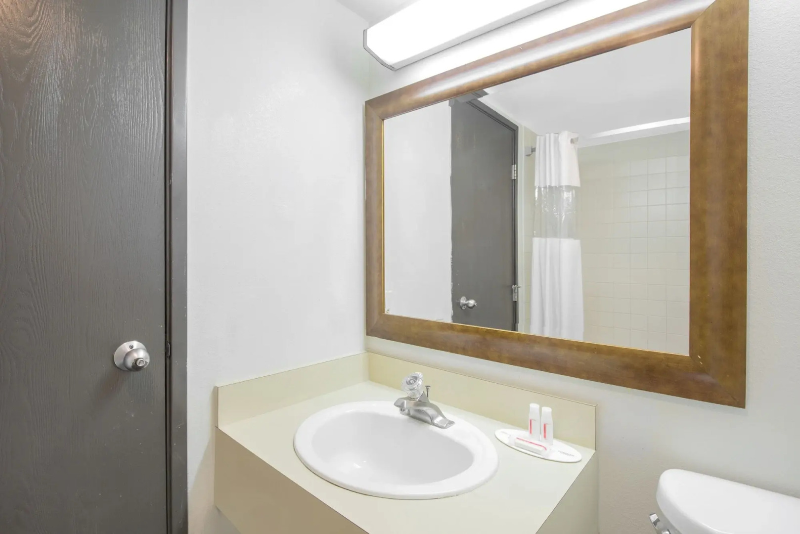 SkyLight Inn Cleveland - Willoughby