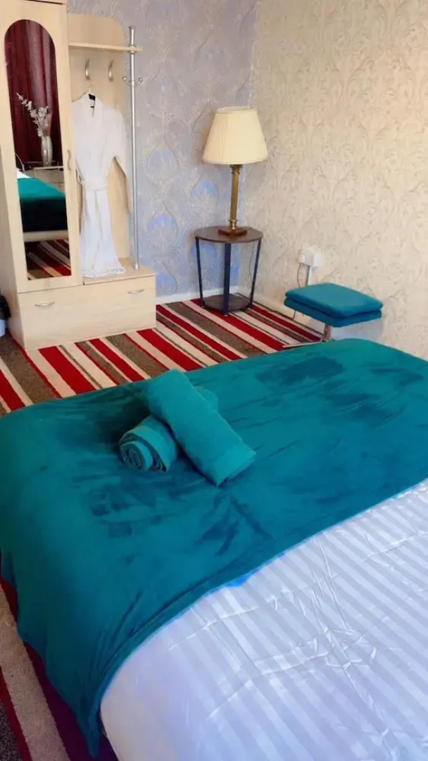 Smethwick - House - Sleeps 8 - Parking