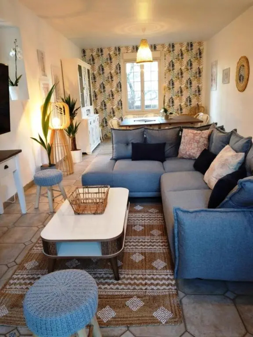 Villa bord de mer avec piscine couverte, bain nordique, salle de jeux.