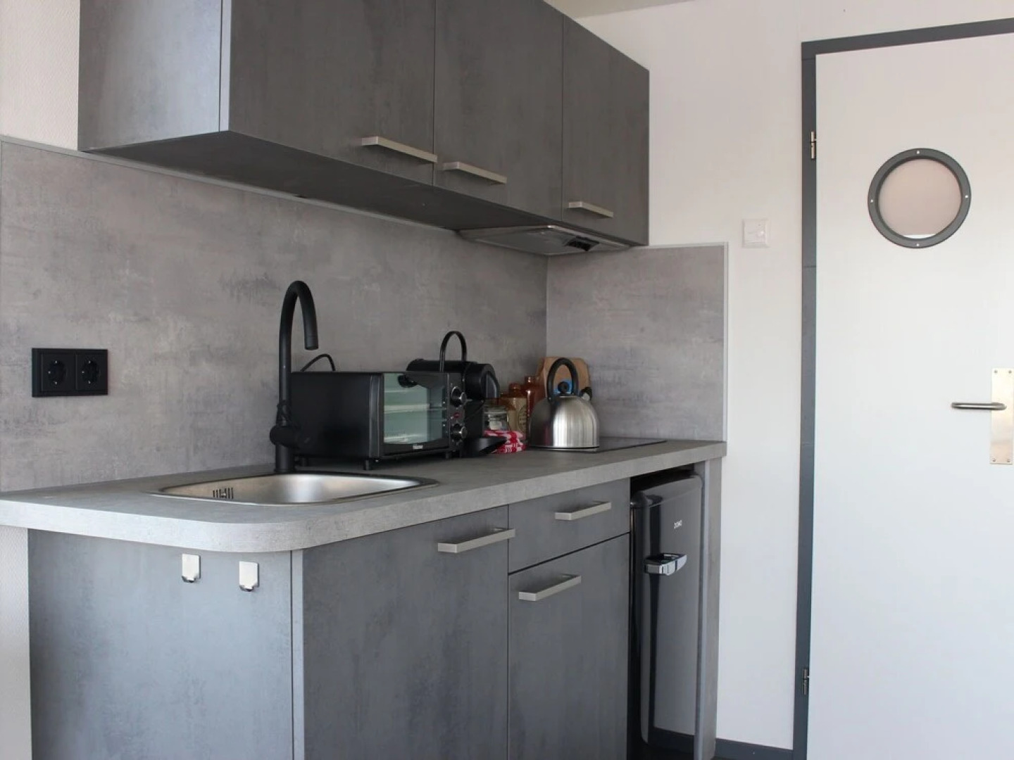 Cozy Houseboat at the Edge of the Marina