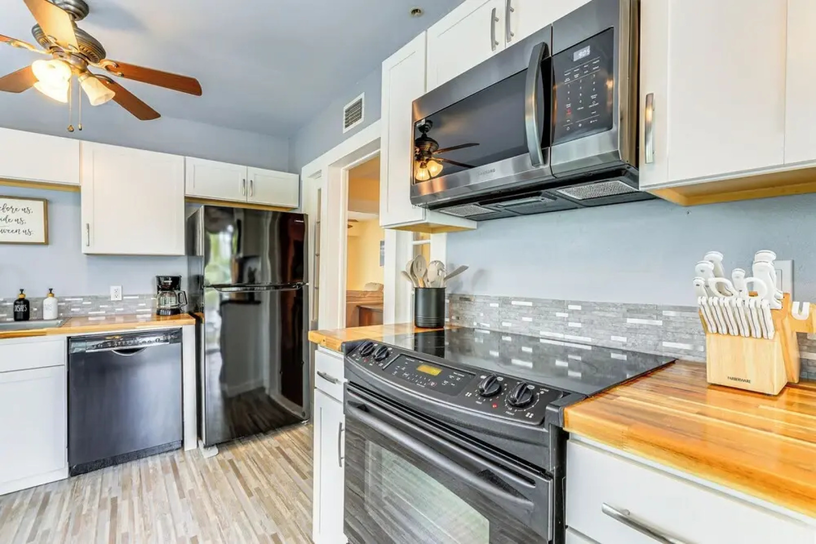 Walk to Manatee River: Palmetto Unit w/ Sunroom