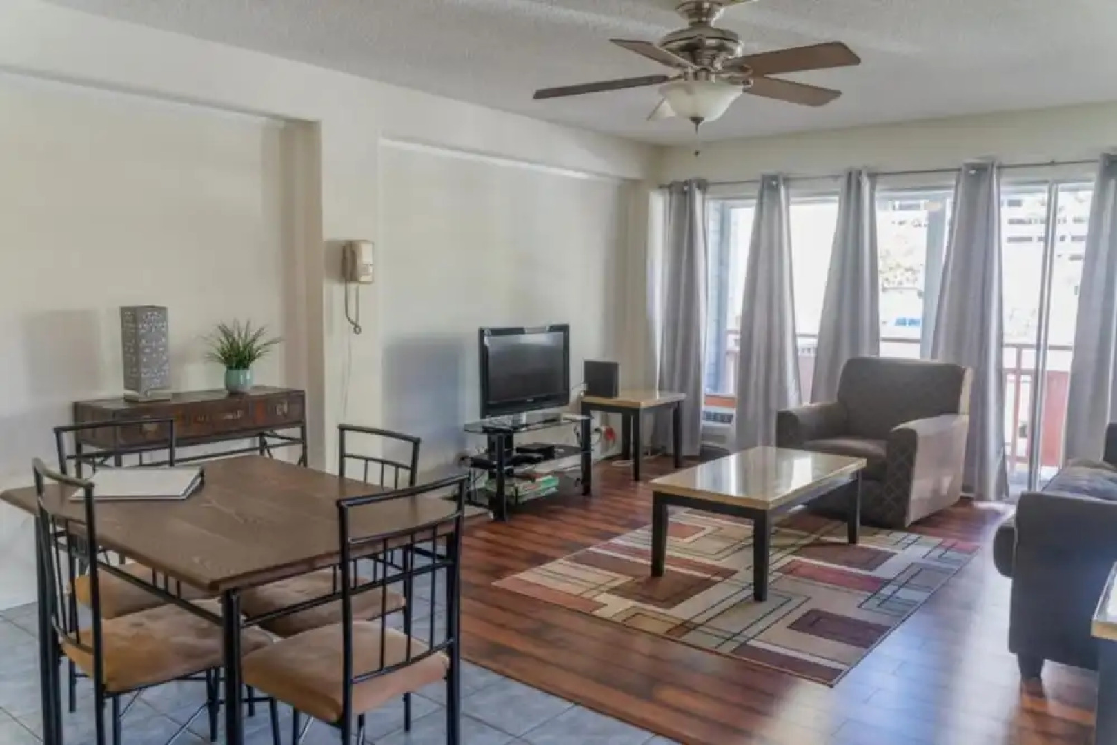 Waikiki Condo Rental - Hawaiian King