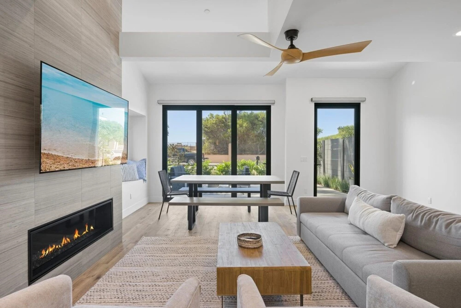 Enc831 4 Bedroom Home by Redawning